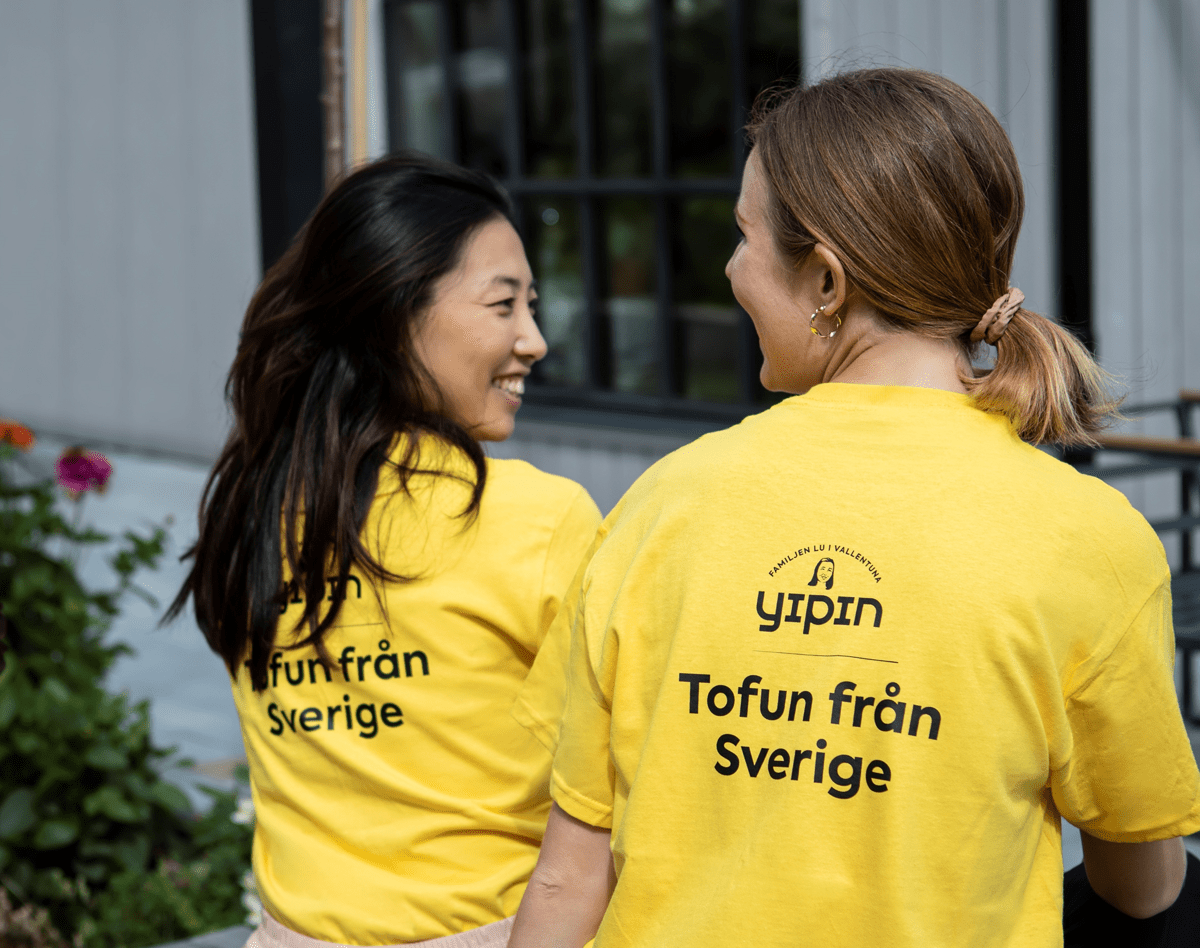Bilden visar Joceline och Stina på Yipin - tofun från Sverige.