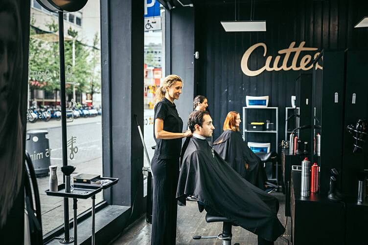 Är du ute efter nytt frisörjobb med ansvar? Sök nu till Cutters Uppsala! image