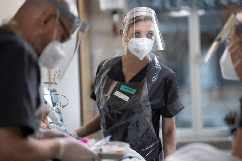 Specialistsjuksköterska inom intensivvård eller anestesi image
