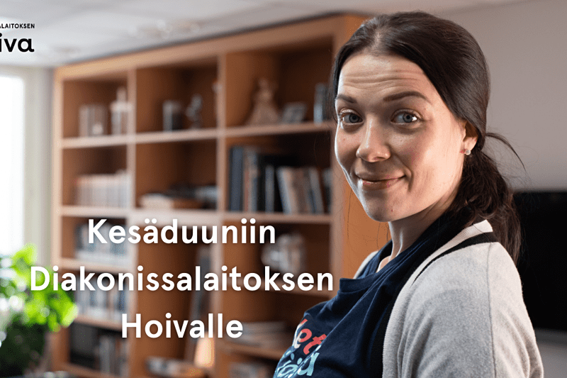 Tummahiuksinen nuori nainen hymyilee kameralle, lisäksi teksti Kesäduuniin Diakonissalaitoksen Hoivalle.