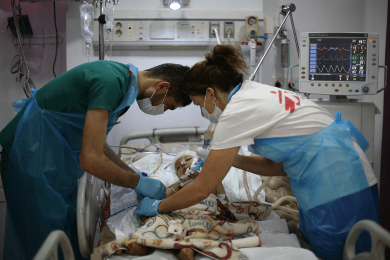 Personal från Läkare Utan Gränser ser till en patient på ett sjukhus i Irak.
